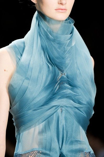 mode - vera wang Sculptural Fashion, 3d Fashion, New York Fall, Couture Mode, Couture Details, Textiles Fashion, Mode Inspiration, Vera Wang, Fashion Details