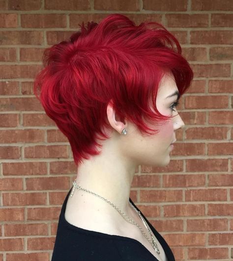 20 Cool Styles with Bright Red Hair Color (Updated for 2019) Bright Red Hair Color, Lowlights Highlights, Stacked Hairstyles, Red Bob Hair, Hairstyle Bob, Trend Hairstyles, Red Hairstyles, Hairstyles Fall, Red Hair Looks