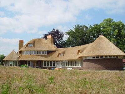 modern reed thatched Africa Architecture, Royal Estate, Africa House, Super Adobe, Round House Plans, House Projects Architecture, Rammed Earth Homes, Hut House, Round Building