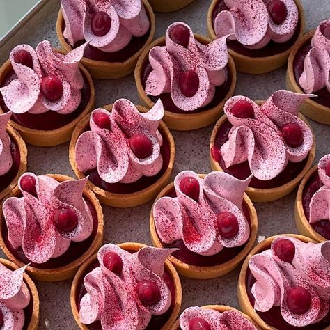 Valentines Day Tart, Fancy Tarts Desserts, Valentine Pastry Ideas, Pretty Tarts, Valentines Pastry, Cool Baking Ideas, Fancy Tarts, Pink Dessert Ideas, Tart Plating