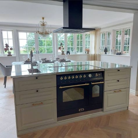 Range Cooker Kitchen, Kitchen Island Range, Smart Kitchen Ideas, Kitchen Island With Stove, Double Oven Kitchen, Kitchen Colour Combination, Modular Kitchen Designs, Sleek Kitchen, Mid Century Modern Kitchen