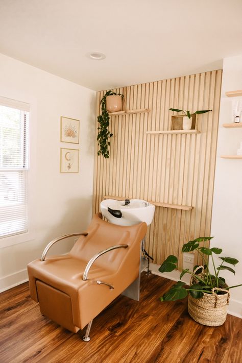 Cute Hair Salon, Salon Waiting Area Ideas, Salon Waiting Area, Minerva Beauty, Beauty Salon Interior Design, Beauty Salon Furniture, Salon Shampoo, Salon Pictures, Hair Salon Decor