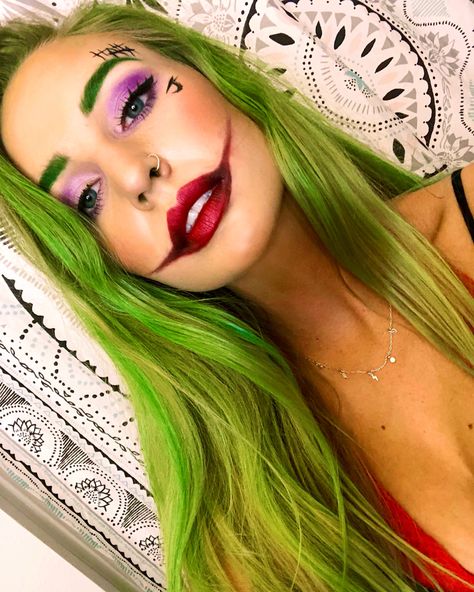 Costume With Green Hair, Purple Green Halloween Makeup, Green Wig Costume Ideas, Green Hair Halloween Costumes, Halloween Joker Makeup, Purim Costume, Halloween Joker, Bat Woman, Purim Costumes