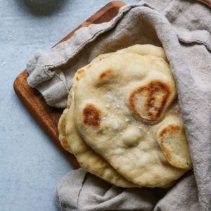 Hummus Dippers, Skillet Flatbread, Vegan Flatbread, Vegan Bread Recipe, Easy Flatbread, Flatbread Recipe, Easy Skillet, Flatbread Recipes, Flat Bread