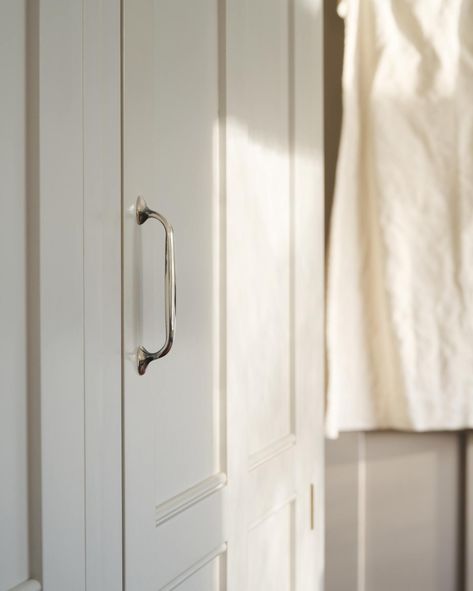 Antique Silver Classic Cabinet Handle | deVOL Kitchens Silver Hardware Kitchen, Silver Kitchen Hardware, Silver Cabinet Hardware, Classic English Kitchen, Porcelain Pendant Light, Silver Kitchen, Handmade Cabinets, Hardware Kitchen, Classic Cabinet