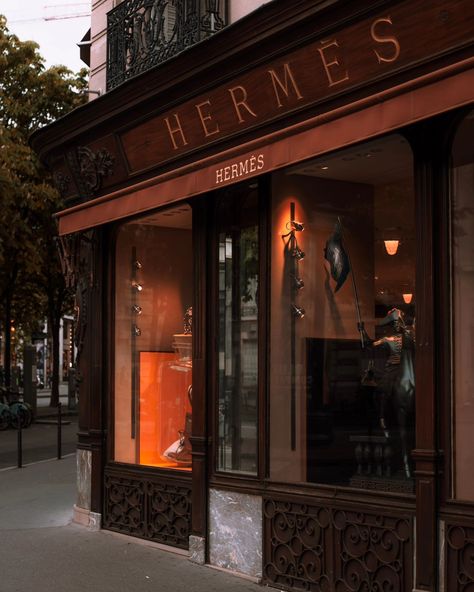 When one thinks of Hermès, one thinks of the iconic Birkin bags, belts, scarves, and ties. However, sometimes it's best to read the full name to get the full picture, what a concept. 'Sellier,' the French term for saddler, represents Hermès' true mastery. Arguably, it is in saddle making that Hermès excels best. Through an extensive bespoke service, the maison continues to produce saddles of the highest quality. The perpetual demand for both vintage and antique saddles speaks volumes about He... Hermes Store Aesthetic, Hermes Aesthetic, Saddle Making, Hermes Women, Hermes Store, Birkin Bags, Horse Equipment, Full Name, Full Picture