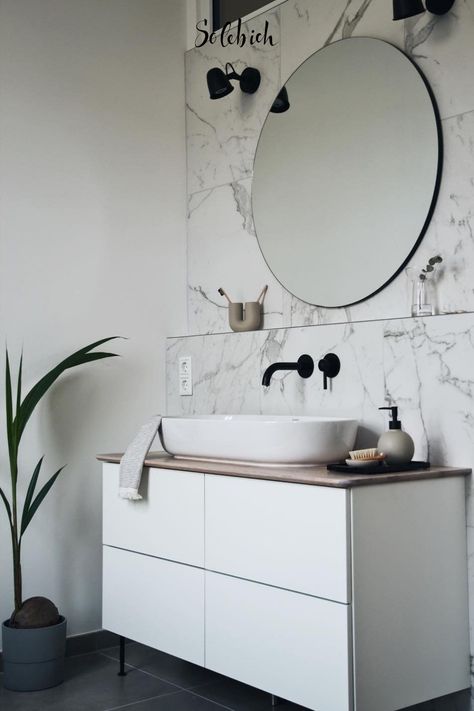 IKEA-Hack: 4 geniale DIY-Ideen für Waschtische Foto: gruenderzeit_zeit #solebich #diy #ikea #waschtisch #badezimmer #weiß #washstand #bathroom #white Ikea Hack Bathroom, Ikea Mirror Hack, Ikea Godmorgon, Ikea Inspiration, Beach House Bathroom, Wc Design, Ikea Mirror, Cozy Bathroom, Bathroom Hacks