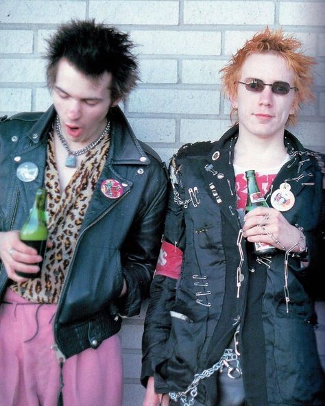 2,396 Likes, 10 Comments - Johnny Rotten (@sexpistols.official) on Instagram: “rp @punkjohnnyrotten 🔥 . . . . .…” Punk Style 70s, Punks 70s, Sid And Nancy, 70s Punk, Johnny Rotten, Sid Vicious, Punk Pins, Punk Scene, Punk Rock Bands