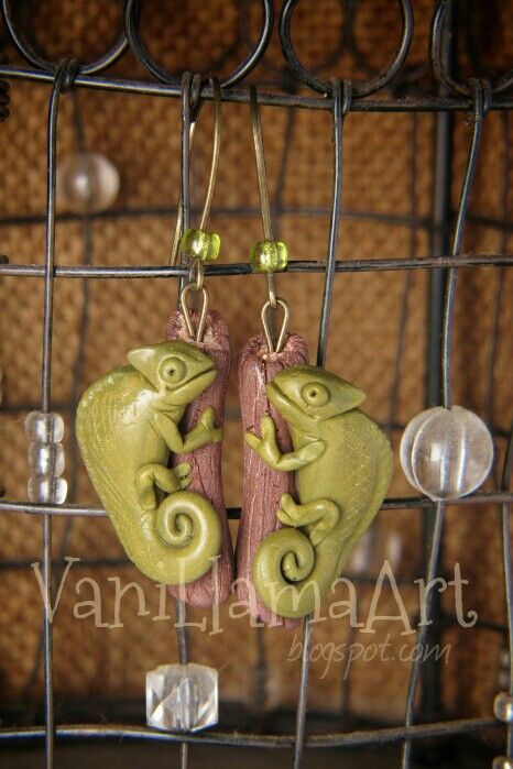 Polymer clay chameleons earrings - handmade - Soon on DaWanda :) Polymer Clay Chameleon, Clay Chameleon, Reptile Jewelry, Clay Inspo, Clay Stuff, Ceramics Ideas, Cute Polymer Clay, Clay Jewelry Diy, Salt Dough