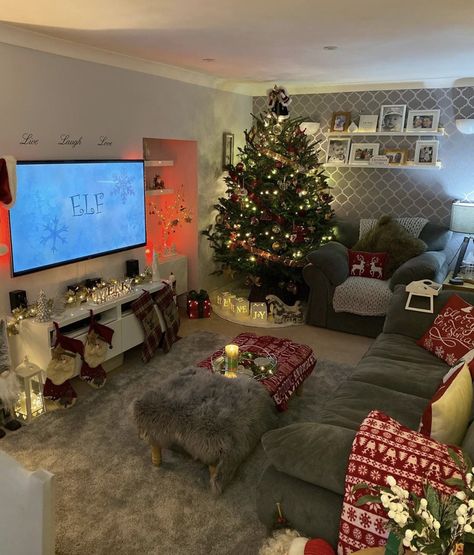 Aesthetic Christmas Decor Living Room, Decorating Apartment For Christmas, Aesthetic Christmas Decor Ideas, Small Apartment Christmas Decor Ideas Cozy, Christmas Decor Ideas For Living Room Tv, Cozy Christmas Living Room Apartment, Christmas Decor Ideas For Living Room Apartment, Small Living Room Christmas Decor Ideas, Indoor Christmas Decorations Living Room