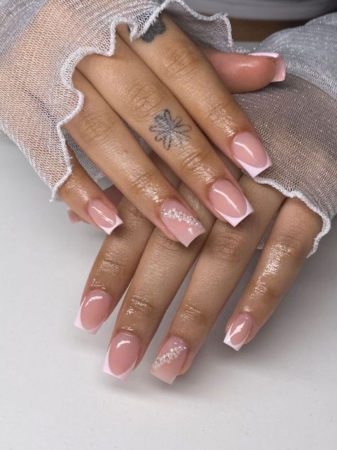 Fancy Short Acrylic Nails, Nail Inspiration Coffin Short, Acrylic Square Short Nails, Side French Tip Nails Short, Small Simple Acrylic Nails, Simple Pink Acrylic Nails Square, Shirt Gel X Nails, French Tip Nails With Simple Design, Small Acrilyc Nails