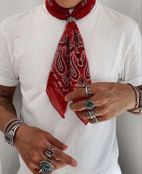 Mens Scarf Fashion, Bandana Outfit, Fest Outfits, Men With Street Style, Cowboy Outfits, Coachella Outfit, Mens Outfit Inspiration, Red Bandana, Mens Fashion Streetwear