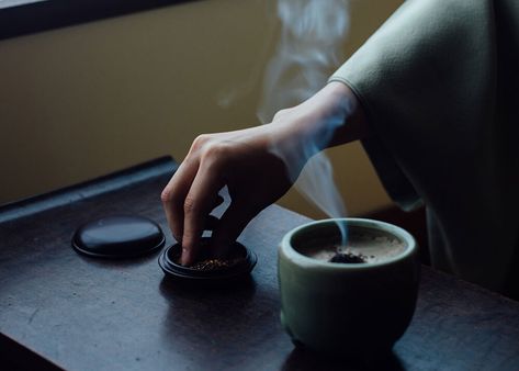 Choosing the Best Japanese Incense: 6 Things to Know Incense Store, Japanese Candles, Witch Candles, Sandalwood Incense, Japanese Incense, Burning Incense, Wiccan Spells, Japanese Flowers, Good Spirits