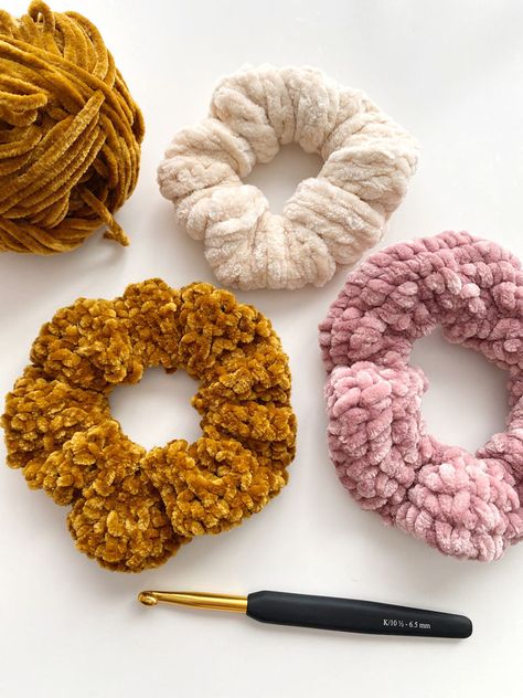 yTh3 Holidays: DIY CROCHET SCRUNCHIES Crochet Hats Free Pattern Ladies, Velvet Crochet, Crochet Scrunchies, Handmade Scrunchie, Velvet Scrunchie, Hair Bands, Knitting Tutorial, Soft Hair, Number Two