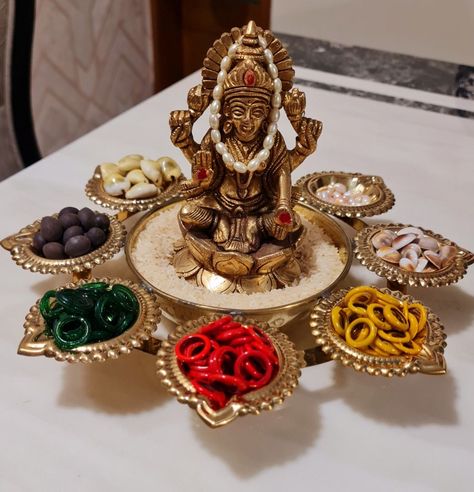 Lakshmi Devi Decoration Ideas, Diwali Lakshmi Pooja Decoration Ideas, Brass Decor Indian, Laxmi Pooja, Mandir Decoration, Home Flower Decor, Diwali Pooja, Diy Floral Decor, Diwali Decoration Items