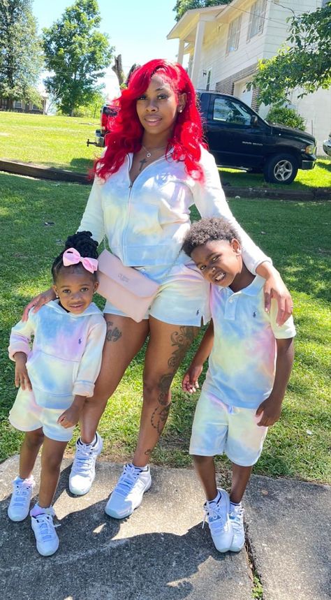 Parent Goals, Matching Mommy Daughter Outfits, Mommy Son Outfits, Family Vibes, Mommy Daughter Pictures, Son Photo Ideas, Mommy Daughter Photos, Mommy And Baby Pictures, Aesthetic Picnic