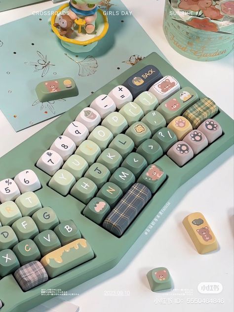 #studioghibli Green Keyboard, Fancy Keyboard, Aesthetic Keyboard, Unique Keyboards, Design Japonais, Cute Stationary School Supplies, Computer Set, Cute School Stationary, Images Kawaii