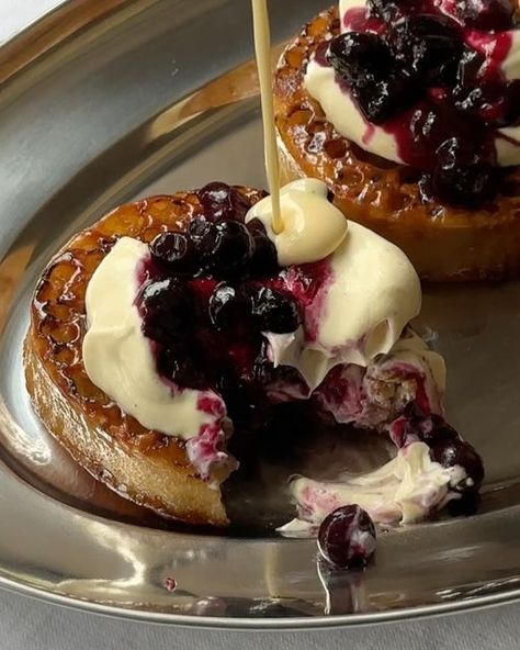 Benjamina on Instagram: "Caramelised crumpets with custardy cream and blueberries. If you need some sweet brunch inspo, the recipe has just gone out on my substack! A simple way to transform your crumpets and heavily inspired by the honey toast at Arome Bakery that I’m very much obsessed with. I had some leftover vanilla custard in the fridge so of course, I folded a bit into the cream and poured more on top 🙈 This step is optional. 😅  This one is exclusive to my paid subscribers to you’ll have to sign up or upgrade to get it! Link is in my bio" Crumpets Toppings, Arome Bakery, Homemade Crumpets, Crumpet Recipe, Pudding Yogurt, Sweet Brunch, Honey Toast, Yogurt Bowl, Instagram Post Ideas