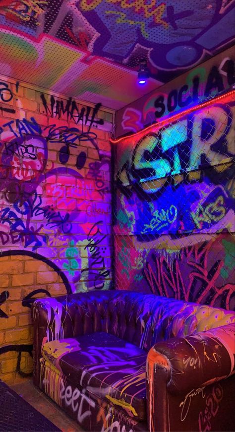 Neon Dj Booth, Punk Interior Design, Restaurant Graffiti, Wreck Room, Immersive Room, Tattoo Shop Interior, Graffiti Furniture, Neon Graffiti, Cyberpunk Tattoo