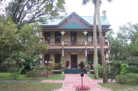 Arcadia Florida, Florida Style Homes, Victorian Queen, Cracker House, House Plans With Photos, Victorian Style Homes, Florida Style, Unique Buildings, House With Porch