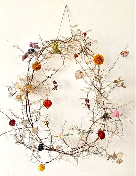 Takken Decor, Ideas Decoracion Navidad, Floral Designs Arrangements, Dried Wreath, Twig Art, Dried Flower Wreaths, Flower Installation, Xmas Wreaths, New Works