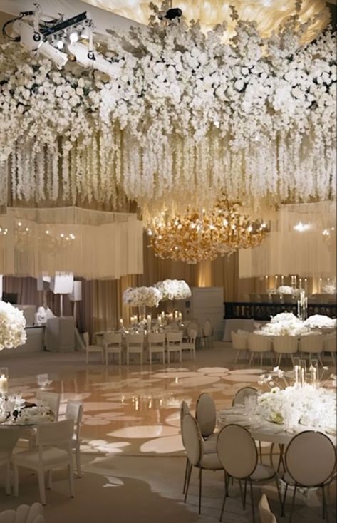 Royalty Wedding Theme, White And Gold Wedding Themes, Dream Wedding Locations, Gold Reception, Elegant Wedding Themes, White Weddings Reception, Wedding Ambiance, Dream Wedding Reception, Wedding Hall Decorations