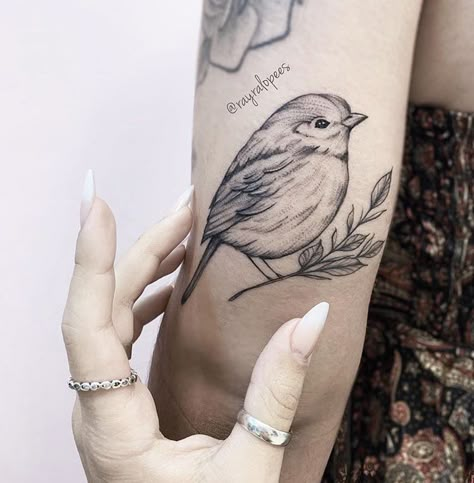 Trendy Hand Tattoos, Finch Tattoo, Robin Bird Tattoos, Tattoos Feminine, Voll Arm-tattoos, Tattoos Abstract, Bird Tattoos Arm, Robin Tattoo, Tattoos Japanese