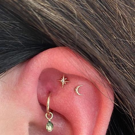 Vanity Ottawa on Instagram: "✨🌿WOW🌿✨ Check out this absolutely stunning ear curation by APP member @charlotteshade.piercings ! Charlotte and her lovely client worked together for this look!🖤✨  Healed Rook: 14k yellow gold seam ring from @alchemyadornment and the Ursula charm in 14k yellow gold with genuine Moss Agate from @junipurrjewelry 🌿  Top flat: 14k yellow gold Stella from @junipurrjewelry 🌙  Mid flat: 18k yellow gold hammered moon from @anatometalinc ⚡️  And she already had the 14k yellow gold Desden end from @buddhajewelryofficial in her 3rd lobe🤍  Book with us🖤Link In Bio  #vanityottawa #safepiercing #bywardmarket #junipurrjewelry #anatometalinc #alchemyadornment #buddhaorganicsjewelry  #safepiercing #ottawa" Hook Piercing, Flats Ear Piercing, Ear Flat Piercings, Ear Scape Ideas Gold, Ear Stacking, Earscapes Gold, Gold Constellation Piercings, Piercing Flat, Ear Curation Ideas