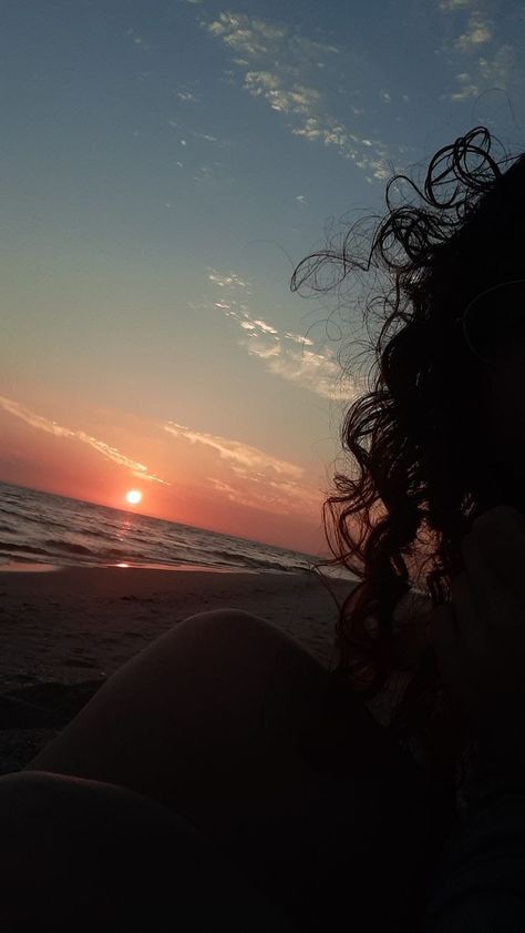 vaquyla.t em 2022 | Fotos de meninas, Lindas paisagens, Fotos de praias lindas Beach Aesthetic Photography, Beautiful Photoshoot Ideas, Shadow Photos, Ocean Pictures, Instagram Beach, Beautiful Photoshoot, Curly Girl Hairstyles, Foto Poses, Best Photo Poses