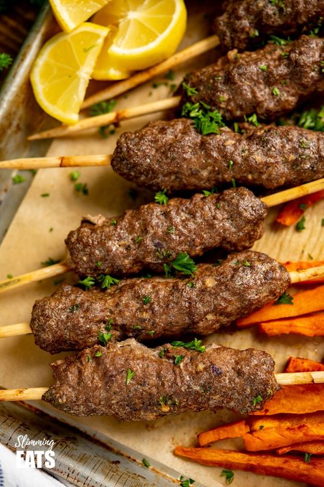 Egyptian Kofta, Kebab Ideas, Kebab Recipes Beef, Beef Kofta, Yoghurt Sauce, Kofta Recipe, Shish Kebab, Doner Kebab, Tandoori Masala