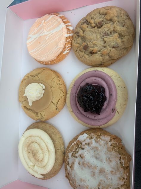 Crumbl cookies! Snicker doodle, pancake, orange creamsicle, oatmeal, blackberry, and chocolate chip. Oatmeal Blackberry, Snicker Doodle, Crumble Cookie, Crumble Cookies, Crumbl Cookies, Soul Food Dinner, Junk Food Snacks, Pretty Dessert, Cute Baking