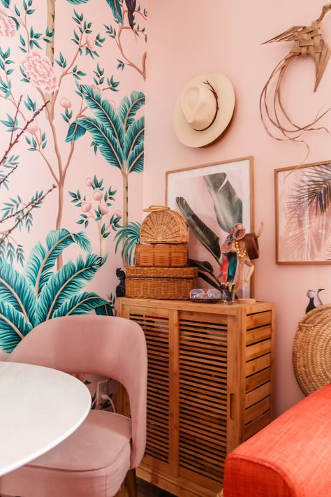 Tropical Wallpaper Living Room, Boho Office Ideas, Orange Office Decor, Chinoiserie Office, Pink And Orange Decor, Wallpaper Home Office, Pink And Burnt Orange, Tropical Office, Burnt Orange Decor