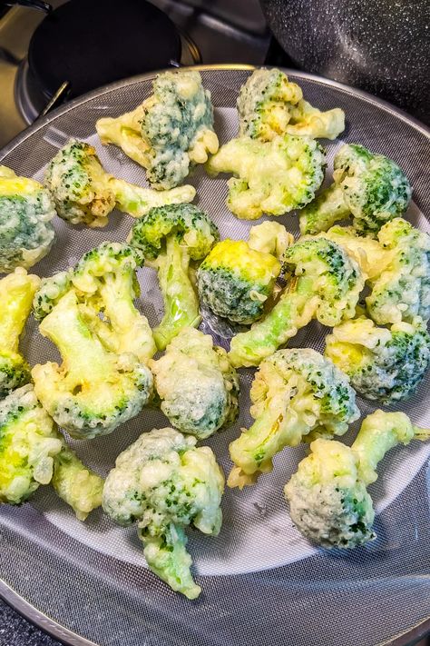 Love eating tempura? Give a try to these delicious, healthy and easy to make tempura broccoli. This recipe is easy to follow and will show you how to make light and crispy tempura coating that will make broccoli taste amazing. You can also use this recipe to make tempura coating for other vegetables like cauliflower or asparagus. Serve it with your favourite dipping sauce, and enjoy your tempura broccoli as a snack or a meal Tempura Broccoli, Vegetarian Side Dish Recipes, Vegetarian Side Dish, Tempura Batter, Asian Food Recipes, Roasted Vegetable, Korean Dishes, Broccoli Florets, Tempura