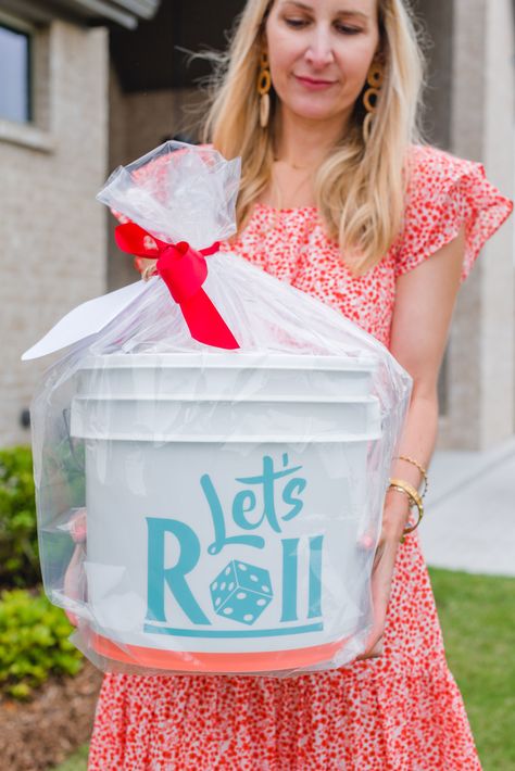 Yard games in a custom bucket make a great family gift! https://dosaygive.com/6-summer-hostess-gift-ideas/ Pool Party Hostess Gift Ideas, Summer Hostess Gift Ideas, Bucket Gift Ideas, Summer Hostess Gift, Hostess Basket, Wine Hostess Gift, Hostess Gifts Summer, Pitcher Gift, Easy Hostess Gifts