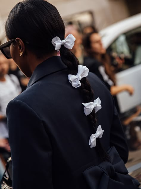 Paris Fashion Week Hairstyles, Oversized Bow Hair, 2a Hairstyles, Braid With Bow, Black Women Celebrities, Fashion Week Hair, Elegance Hair, Dreadlock Hair, Bow Ponytail