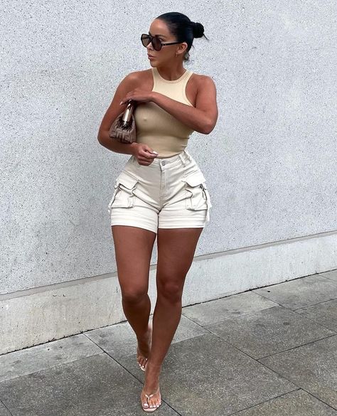 Shorts Styling, Cadet Kelly, Bodysuit And Shorts, Denim Cargo Shorts, Seamless Bodysuit, Shorts Outfits Women, Denim Cargo, Body Suit Outfits, Classy Casual Outfits