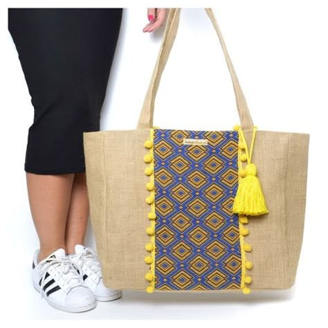 Seshat Création - Le Grand sac cabas Makeba Sac cabas en toile de jute et tissu africain. Pompon jaune Jute Bags Design, Ankara Bags, Sac Diy, Burlap Bags, Afrikaanse Mode, Diy Bags Purses, Jute Bag, Diy Handbag, Diy Tote Bag