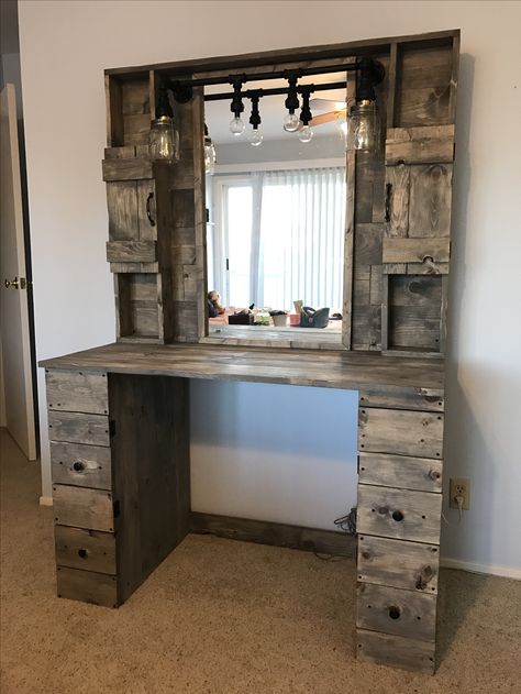 Rustic Vanity Ideas Bedroom, Western Vanity Ideas, Diy Bedroom Vanity, Vanity Diy Bedroom, Western Home Decor Ideas, Western Vanity, Bedroom Vanity Ideas, Vanity Ideas Bedroom, Diy Pallet Vanity