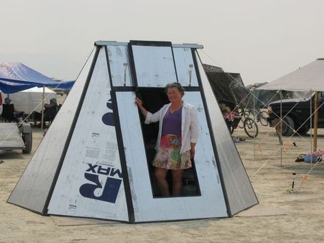 My latest Burningman rapid deployment shelter made with 6 sheets of foam board, a triangular plywood roof, flashing and 3" Gorilla tape. Shelters Survival, Homeless Shelter Ideas, Corrugated Plastic Roofing, Plastic Roofing, Homeless Housing, Roof Flashing, Shelter Design, Emergency Shelter, Homeless Shelter