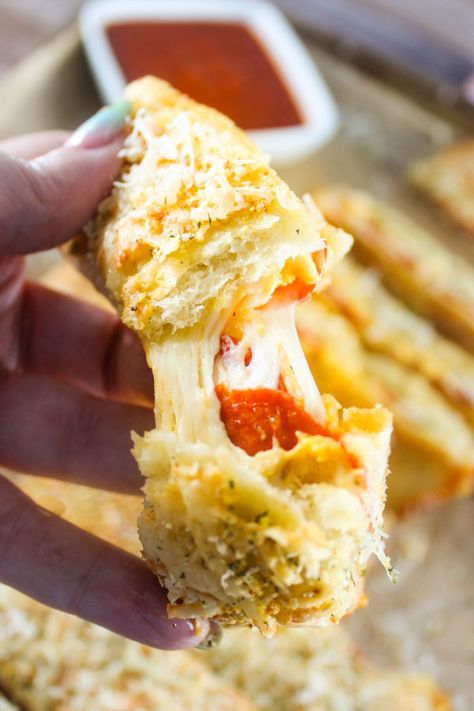 Stuffed Cheesy Bread Dominos, Dominoes Stuffed Cheesy Bread, Stuffed Pepperoni Bread, Dominos Cheesy Bread Copycat, Pepperoni Stuffed Cheesy Bread, Stuffed Cheesy Bread Recipes, Cheesy Bread With Pizza Dough, Dominos Cheese Bread Recipe, Breadstick Dip