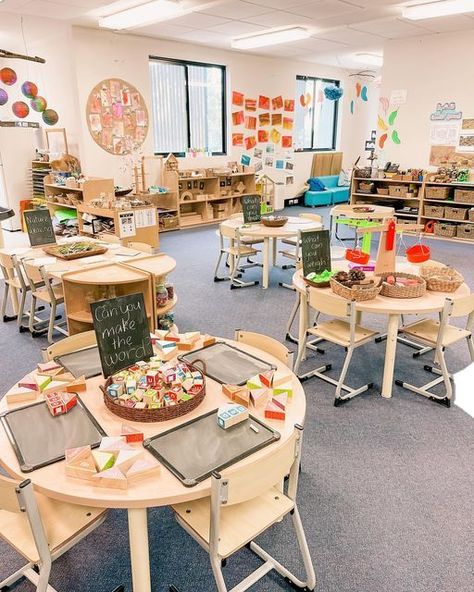 Kindergarten Class Activities Fun, Teacher Lifestyle Aesthetic, Teacher Primary School, Pre K Teacher Aesthetic, Cute Preschool Classroom, Classroom Set Up Kindergarten, Small Preschool Classroom, First Grade Classroom Set Up Themes, Cute Kindergarten Classrooms