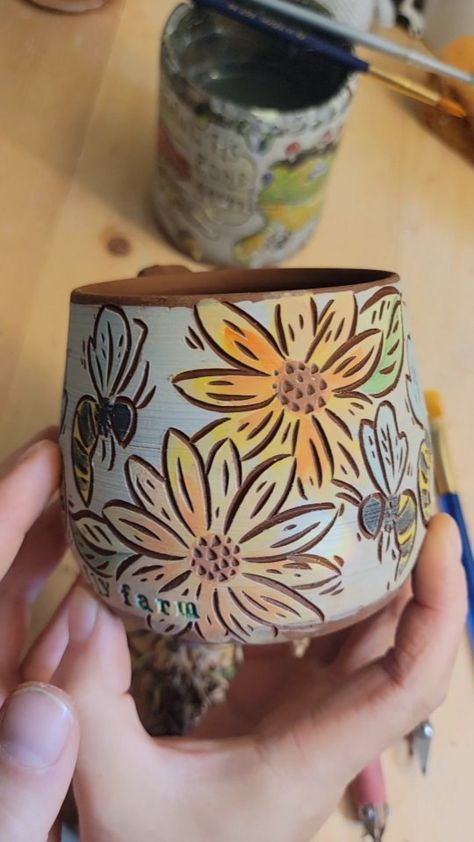 What do we think of the voice over? Or do we just prefer music? 🤔 . . . #pottery #ceramics #art #artist #handmade #howiamaco #amacobrent… | Instagram Underglaze Ideas Pottery, Pottery Mug Carving Ideas, Graffito Pottery, Pottery Underglaze Ideas, Scrafito Ceramics, Underglaze Painting On Pottery, Pottery 101, Underglaze Techniques, Carving Ceramics