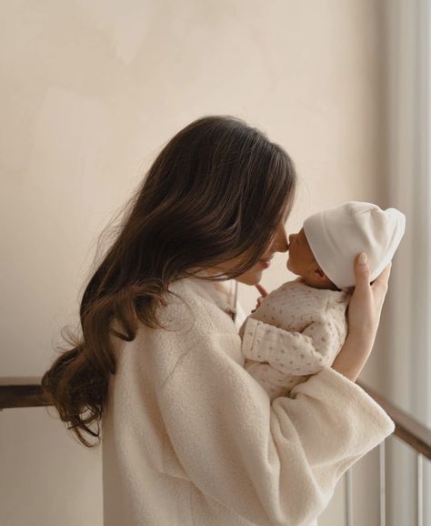 With Mom Aesthetic, Newborn With Mom, Newborn Photoshoot Outfits, Mama Aesthetic, Pregnancy Aesthetic, Mom Aesthetic, Newborn Family Photos, Future Mommy, Moms Goals