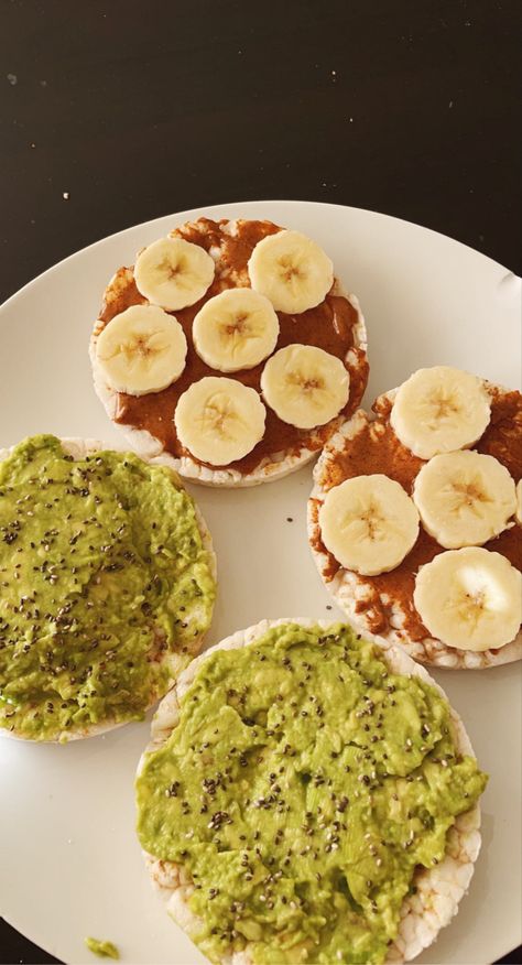 Mash an avocado and put whatever spices in it (i used salt n pepper and garlic powder) then spread on the rice cakes. Then on the other two rice cakes spread your almond butter on then and cut a bannana and place the pieces of the bannana on and enjoy! Rice Cakes With Avocado, Rice Cakes Avocado, Corn Thins Toppings, Avocado Rice Cake, Rice Cake Sandwich, Rice Cake Avocado, Rice Cake Recipes Healthy, Corn Thins, Rice Cakes Toppings