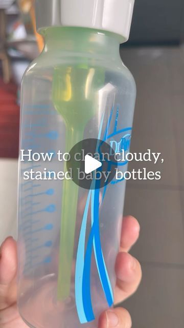 Shelley on Instagram: "One of my favourite ways to really get those baby bottles looking brand new! I’ve tried using the baby bottle dish soap but honestly nothing cleans like vinegar and dawn dish soap 👌🏻 #momhacks #motherhoodunfiltered #parentinghacks #realmomlife #babyhacks #babybottle #cleaninghacks #cleaningtipsandtricks #babyhack #babytips #mominstagram #momtipsandtricks #motherhoodunplugged #tipstomyparents" How To Clean Baby Bottles, How To Sterilize Baby Bottles, Baby Bottle Station, Washing Baby Bottles, Baby Bottle Organization, Dr Brown Bottles, Old Milk Bottles, Denture Cleaner, Diy Dish Soap