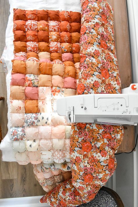 Ombre Puff Quilt - alternative techniques! – Lo & Behold Stitchery Puff Quilts For Beginners, Ombre Puff Quilt, Bubble Quilts, Puff Quilt Pattern, Sew Pockets, Puff Quilts, Puff Blanket, Biscuit Quilt, Puff Quilt Tutorial