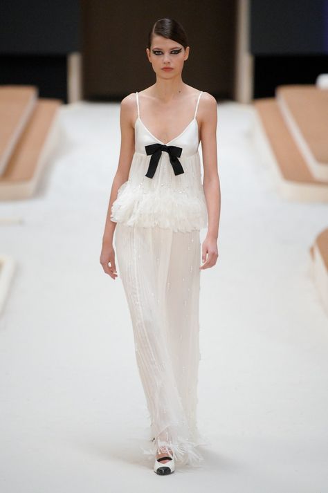 Chanel White Dress, Chanel Spring 2022, Chanel Gown, Modern Bridal Dress, 2022 Couture, Fashion Design Classes, Runway Fashion Couture, Runway Outfits, Chanel Dress