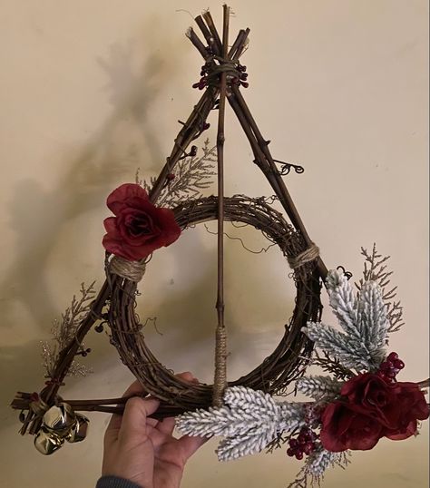 Pentacle Wreath Diy, Witchy Wreath Diy, Fantasy Wreath, Diy Oddities, Deathly Hallows Wreath, Harry Potter Theme Christmas, Pentagram Wreath, Harry Potter Wreath, Harry Potter Halloween Party