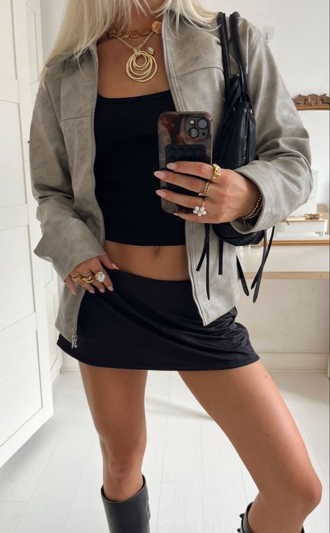 @scandivv gold girl Scandinavian amsterdam new york aesthetic outfit clean girl jewlery Chic Coffee Shop, Classy Going Out Outfits, Outfit Bar, Early 20s, Fest Outfits, Nye Outfits, Gold Girl, New York Aesthetic, City Outfits