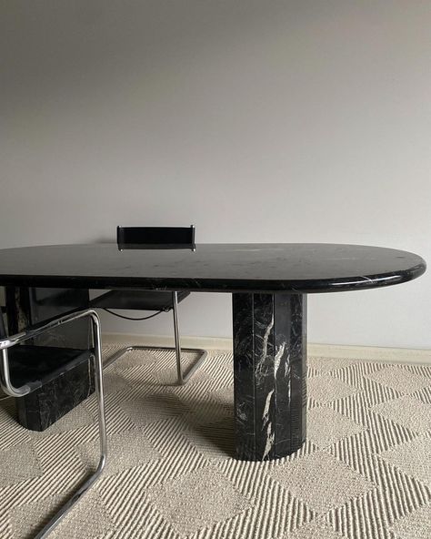 Black Marble Dinner Table, Black Stone Dining Table, Black Marble Table Dining, Oval Marble Dining Table, Black Marble Dining Table, Dubai Apartment, Black Marble Table, Dinning Room Rug, Mid Century Dining Table